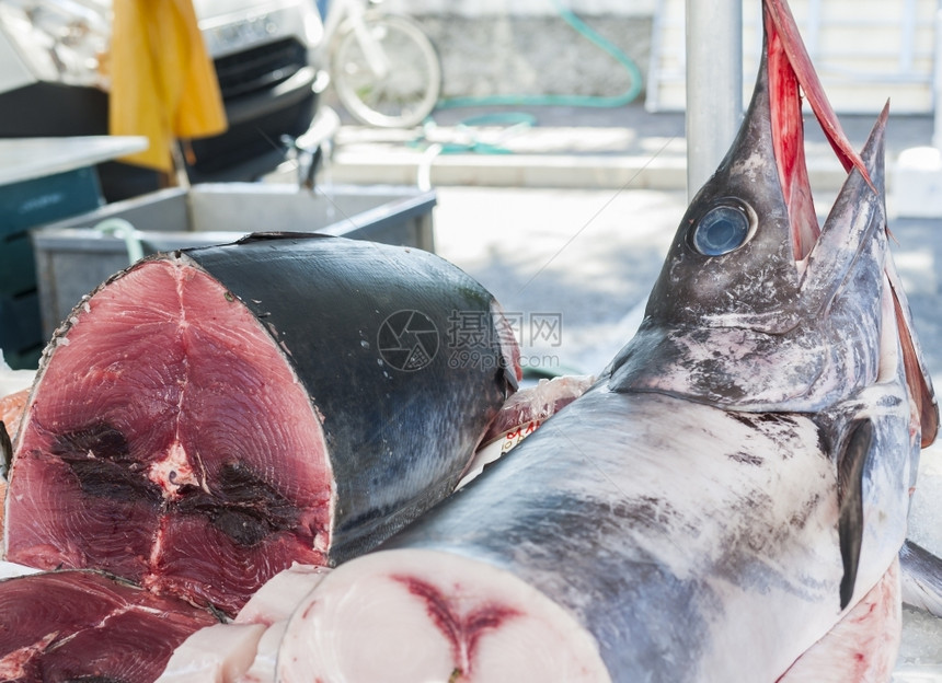 新鲜的食物当地户外市场出售的箭鱼意大利美食图片