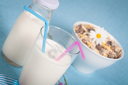 粉色的薄片健康营养配有新鲜牛奶和穆埃西利蓝色的图片