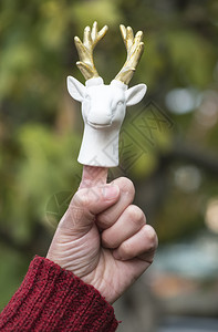 驯鹿荒野冬天手指上白鹿的雕像图片