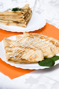 俄语一堆罗斯煎饼在白色盘子上薄煎饼美味的图片