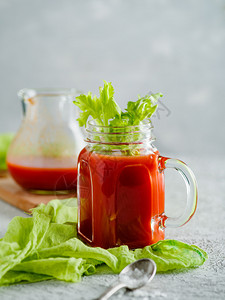 番茄汁在泥瓦罐中加菜油和盐寒冷的血腥玻璃图片