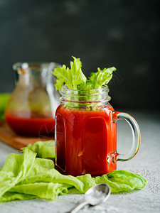 寒冷的石匠果汁番茄在泥瓦罐中加菜油和盐图片