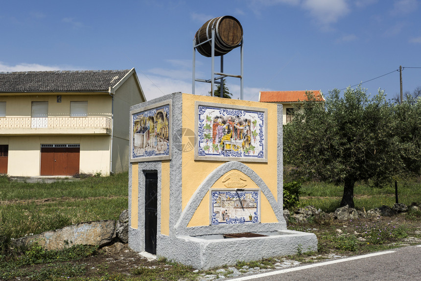 地区面板葡萄牙N2河边的喷泉旁有瓷砖板描述酿酒过程喷泉上有陶瓷砖板描绘着酿酒过程在杜罗河谷DuuroValley另一条高速公路上图片