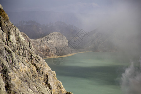 硫汽危险的东南亚火山中含有毒烟雾和气体的克拉纳湖高清图片