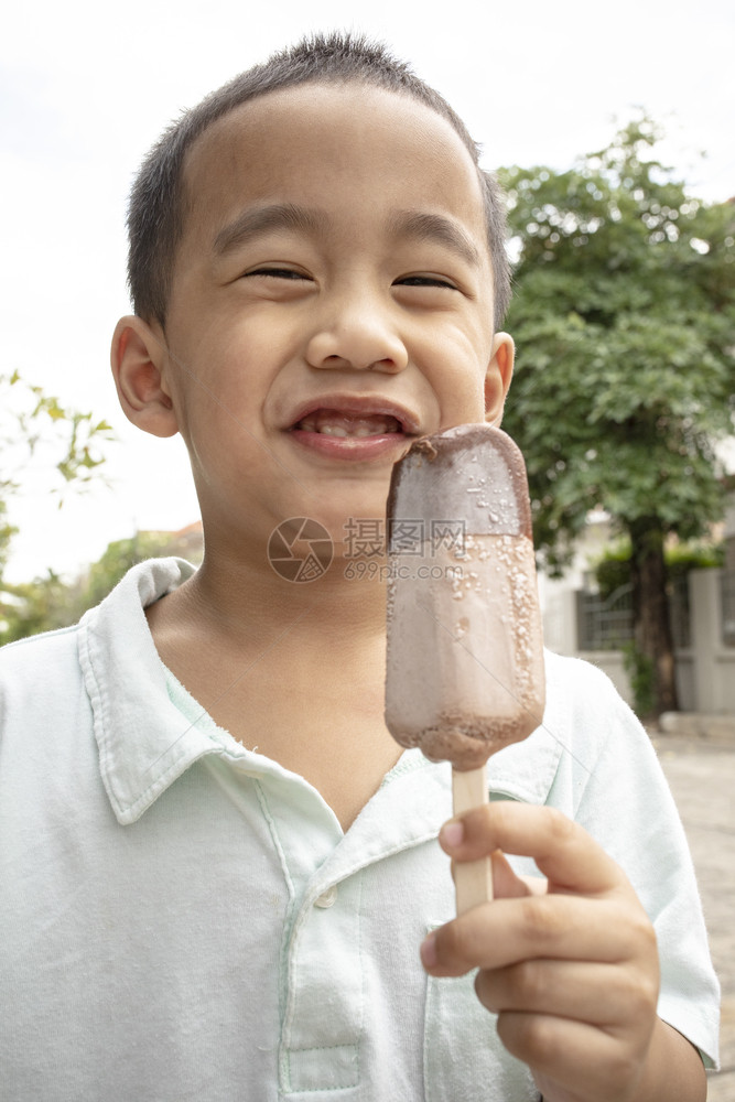 夏天吃冰激凌的小男孩图片