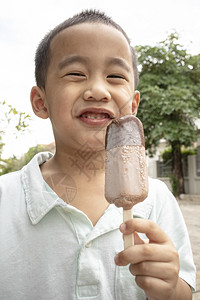 夏天吃冰激凌的小男孩背景图片