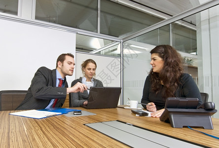 杯子合作同事会议期间在隔室的小型商业组会议期间的一个小会议室图片
