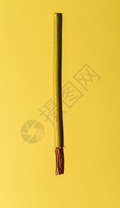 电线网络黄色背景的电缆将铜线散开最起码的电源背景是电工图片
