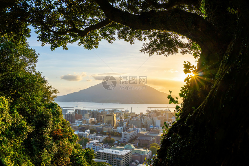 日出时的鹿儿岛和远处的火山图片