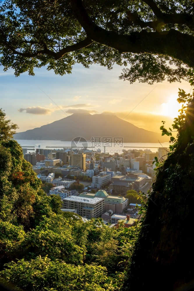 日出时的鹿儿岛和远处的火山图片