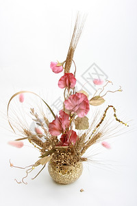 照片白色的带粉红花和白底小麦的彩花布白色背景的近身摄影室金子图片