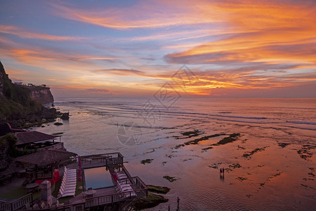 暮戏剧印度尼西亚巴厘岛乌卢瓦图地区日落的美丽空中自然图片