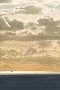 多云的冰群岛三月波罗的海阳光和地平线的阴影背景图片