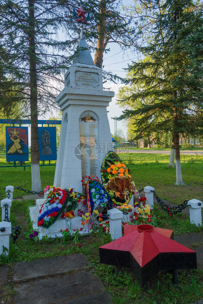 红色的俄罗斯伊万诺沃地区皮斯托村05921方尖碑致在伟大卫国战争中丧生的士兵05921俄罗斯伊万诺沃地区皮斯托国民记忆图片