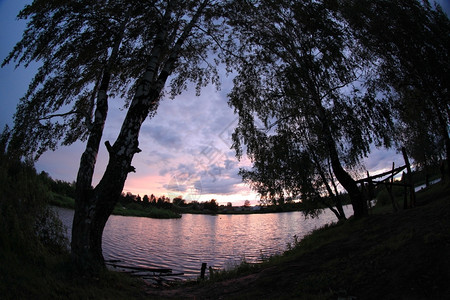 鱼眼湖边粉色天空日落图片