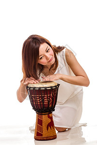 年轻的玩djembe手鼓的女人非洲声音背景图片