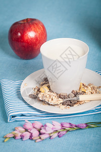 健康营养配有新鲜牛奶和红苹果玻璃干净的新鲜高清图片