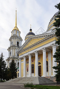 俄罗斯雅拉夫地区Rybinsk的彼得和保罗大教堂及钟塔柱子叉历史图片