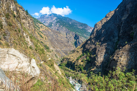 卢纳谷尼泊尔喜马拉雅山美丽的地景观春天跋涉空背景