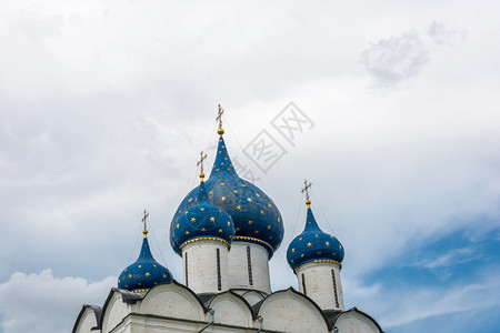 蓝色圆顶的金星和与乌云天空相对俄罗斯建筑学星大教堂图片