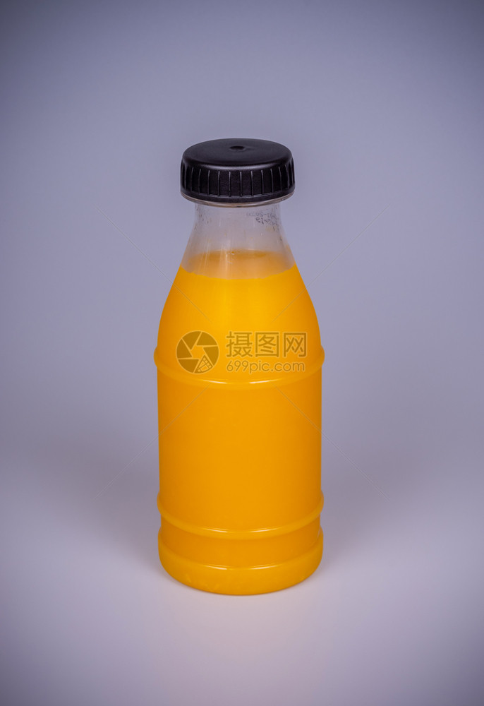 灰色背景的塑料瓶子中橙汁吃滋养维他命图片