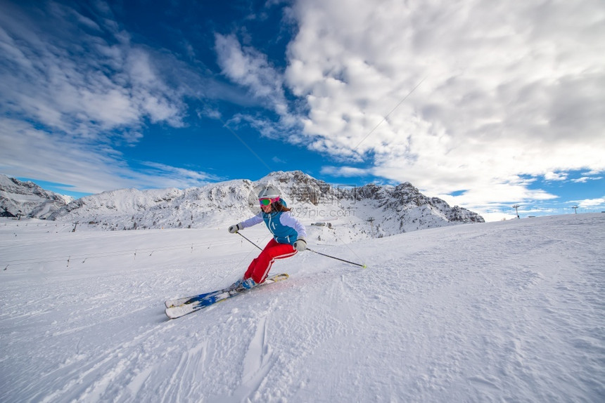 下坡女士阿尔卑斯山滑雪区图片