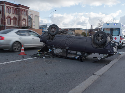 运输撞车翻覆顶救护和事故中受害人一起乘坐的车祸翻覆顶破碎的滚下背景图片