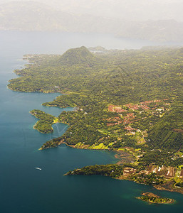 自然中美洲危地马拉阿提特兰湖上圣地亚哥和塞罗德奥的空中观察旅行植被图片
