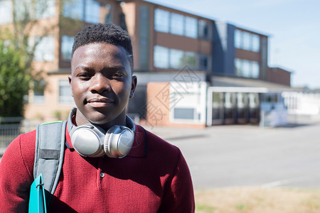 校外男青少年学生的肖像院建筑无线戴耳机非洲人自信的老图片
