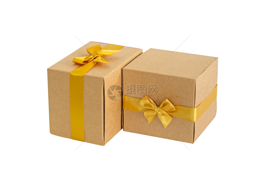 快乐的两个棕色礼物盒有金弓白底孤立于展示图片