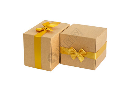 快乐的两个棕色礼物盒有金弓白底孤立于展示图片