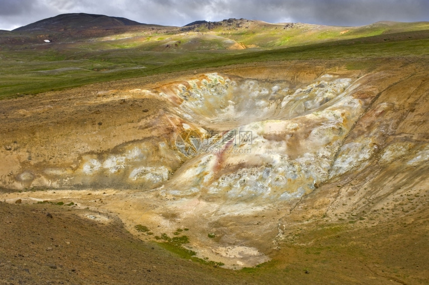 苔藓烟雾克拉夫火山系统中的浮石洞和泥池加上兰花山脉硅和硫磺沉积形成了一种惊人的多彩景象阳光照射图片