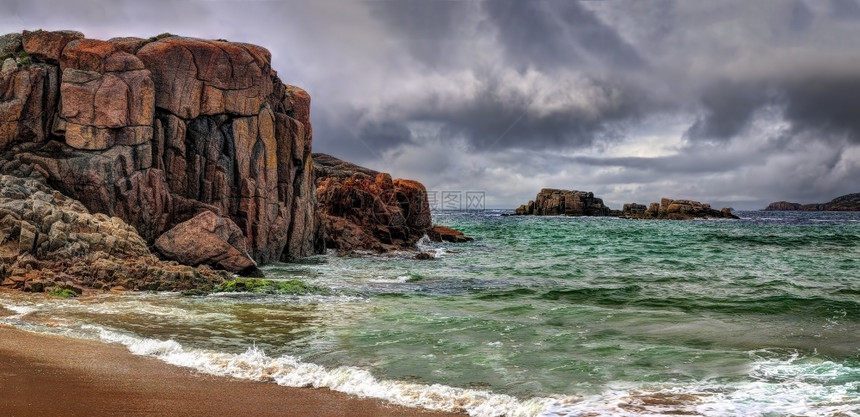 克鲁特岛红花岗岩石的世界爱尔兰克鲁特岛是爱尔兰Donegal县罗塞斯地区一个有人居住的小岛海浪美丽的罗斯图片