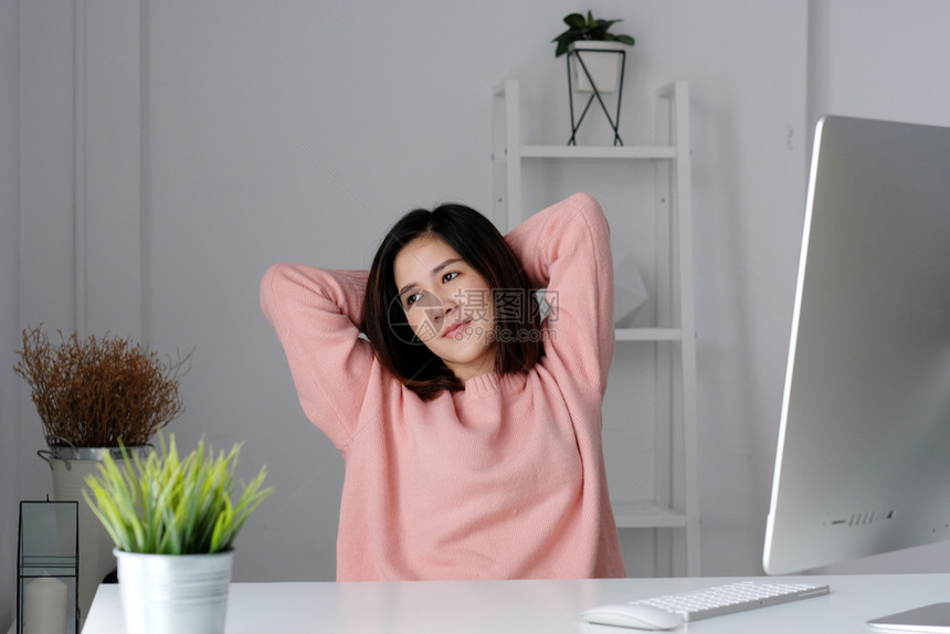 技术年轻的青女在办公桌用电脑工作办公室生活方式在家工作时休息中放松尽管随意的图片