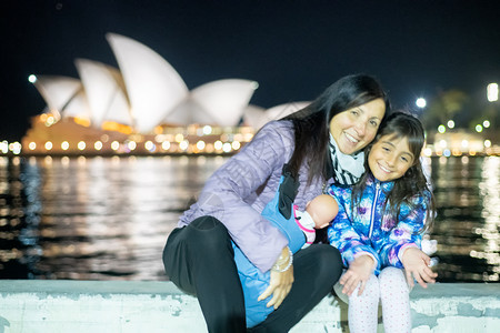 快乐的母亲和女儿享受晚上访问澳大利亚悉尼的快乐母亲和女儿假期美丽的图片