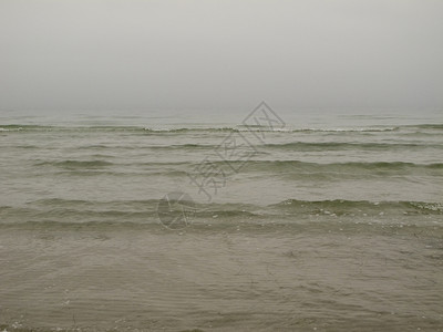 云春天灰色海景波罗的有雾和浪灰色海景洋图片