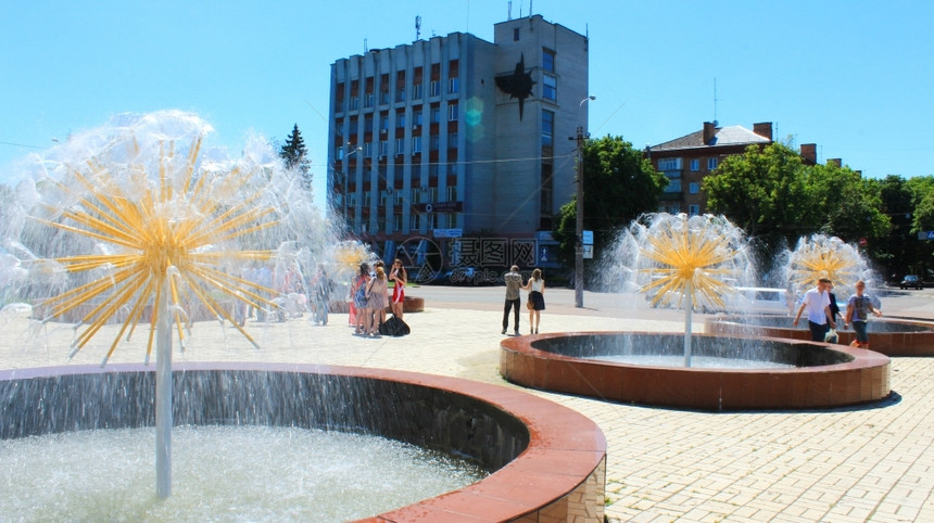 乌克兰Chernihiv镇婚礼宫附近美丽的喷泉位于乌克兰Chernihiv镇夏天建筑学窗户图片