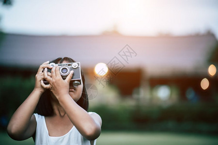 摄影服用肖像可爱的小女孩用反光照相机拍片背景图片