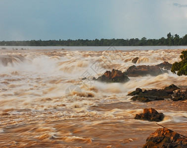 流动场景老挝的孔帕彭瀑布结石图片