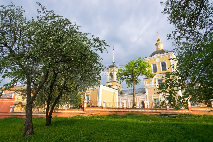 夏日风景中的东正教俄罗斯堂布良克景观宗教图片