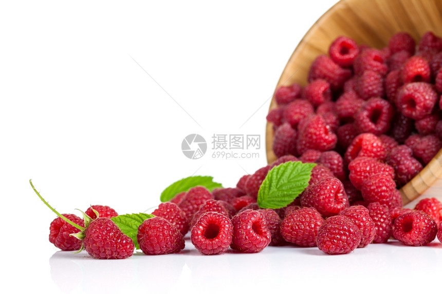 木头新鲜的草莓白底木碗里有叶子健康饮食图片
