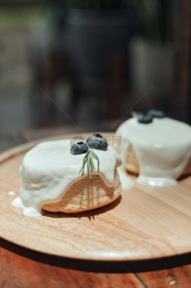 桌子自制香草奶油蛋糕在木板上很美味奶油蛋糕很好吃图片