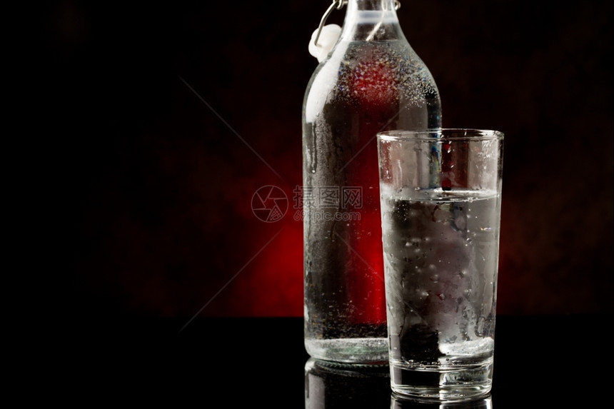 口渴反射生活黑色玻璃桌上的水杯和瓶子相照片图片