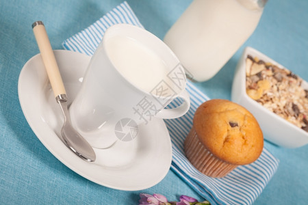 谷物食纸杯蛋糕健康营养新鲜牛奶和巧克力松饼图片
