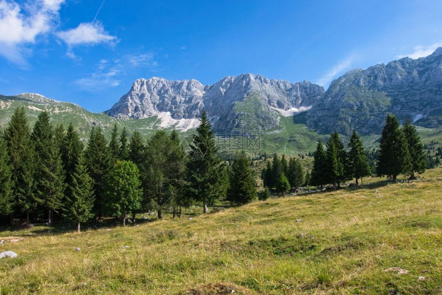 意大利蒙塔西奥高原山区全景风欧洲纳达林图片