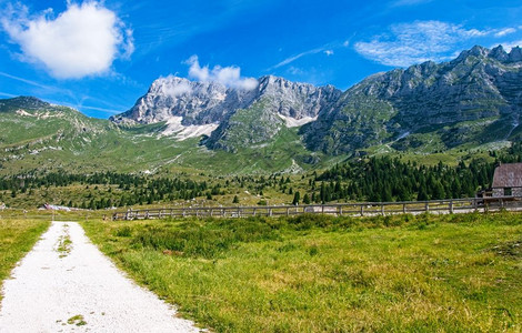 意大利蒙塔西奥高原山区全景户外徒步旅行图片