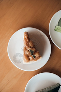 木制桌边的焦糖酱奶酪蛋糕焦咖啡饼干酪蛋糕奶油健康美食图片