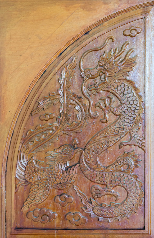 鸟木门上的龙和孔雀雕刻木头家图片