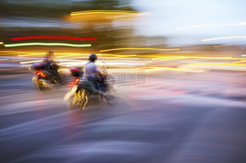 自行车夜间驾驶的一辆小摩托车抽象模糊图像骑术运动图片