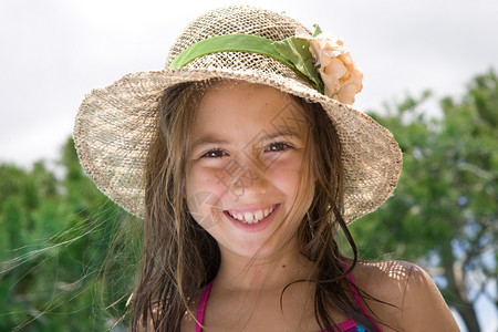 年轻的暑假时快乐9岁少女夏季假期孩子天图片